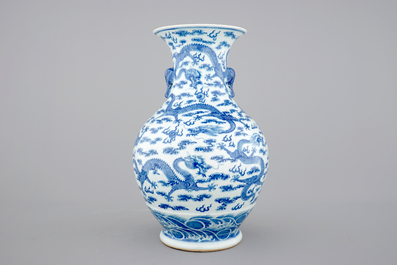 Een blauw-witte Chinese vaas met decor van draken en olifanten als handvaten, 19/20e eeuw