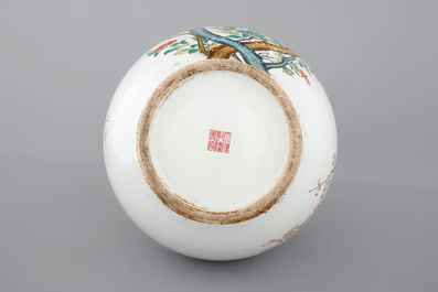 Un vase de forme bouteille au d&eacute;cor de oiseaux et fleurs, ca. 1900