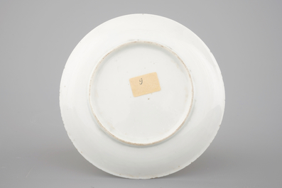 Une tasse et soucoupe au d&eacute;cor famille rose raffin&eacute;, &eacute;poque Yongzheng, 1722-1735