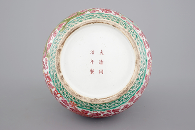 Un vase chinois de forme "hu" au d&eacute;cor famille rose de dragons, probablement Tongzhi, 19&egrave;me