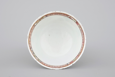 Une tasse et soucoupe au d&eacute;cor famille rose raffin&eacute;, &eacute;poque Yongzheng, 1722-1735