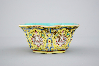 Un bol hexagonal au fond jaune, marqu&eacute; Qianlong, 19&egrave;me