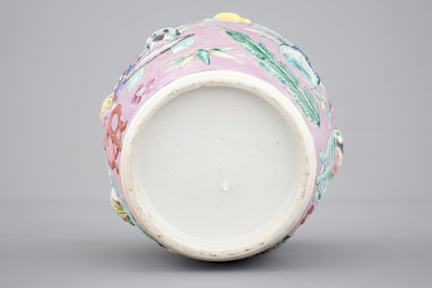 Un pot en porcelaine de China au d&eacute;cor en relief sur fond roze, 19&egrave;me