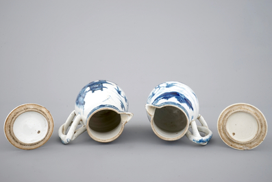 Une paire de verseuses et couvercles en porcelaine de Chine, 18&egrave;me