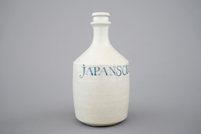 Une bouteille en porcelaine de Japon, inscrit Japansch Zaky, 17/18&egrave;me