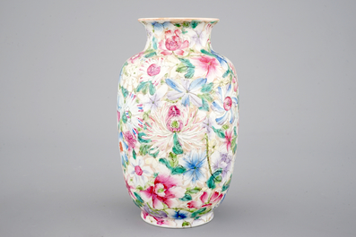Un vase en porcelaine de Chine famille rose au d&eacute;cor millefleurs, 19/20&egrave;me
