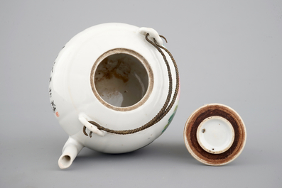 Une th&eacute;i&egrave;re en porcelaine de Chine de style Qianjiang, 19/20&egrave;me