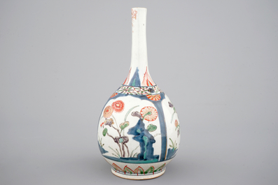 Un vase de forme bouteille de style Kakiemon, Japon, 17/18&egrave;me