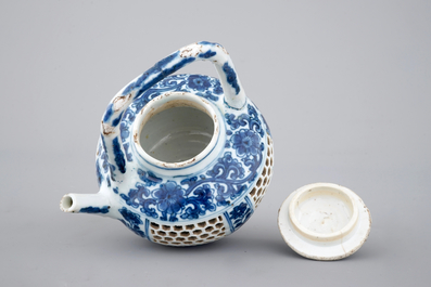 A Chinese double-walled blue and white teapot, Kangxi, ca. 1700