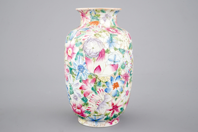 Un vase en porcelaine de Chine famille rose au d&eacute;cor millefleurs, 19/20&egrave;me