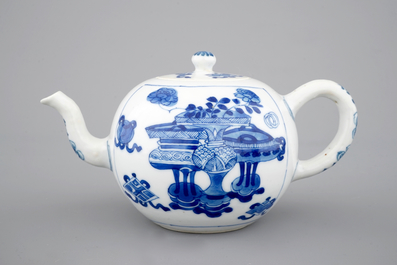 Een blauw-witte Chinees porseleinen theepot, Kangxi, ca. 1700