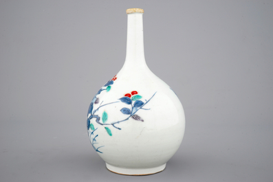 Un vase bouteille en porcelaine polychrome de Japon, 17/18&egrave;me