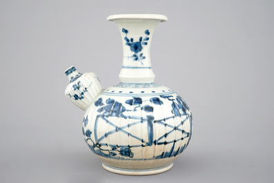 A Japanese Arita porcelain kendi, 17/18th C.