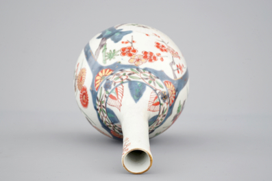 Un vase de forme bouteille de style Kakiemon, Japon, 17/18&egrave;me