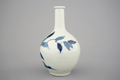 Un vase bouteille en porcelaine de Japon, Arita, 17/18&egrave;me
