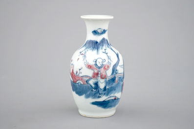 Un vase en bleu, blanc et rouge en porcelaine de Chine, 19/20&egrave;me