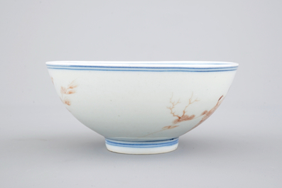 Een Chinees porseleinen kom met ijzerrood decor, 19e eeuw