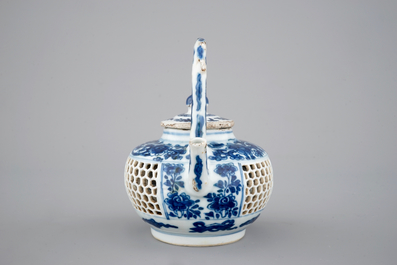 A Chinese double-walled blue and white teapot, Kangxi, ca. 1700