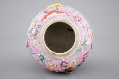 Un pot en porcelaine de China au d&eacute;cor en relief sur fond roze, 19&egrave;me