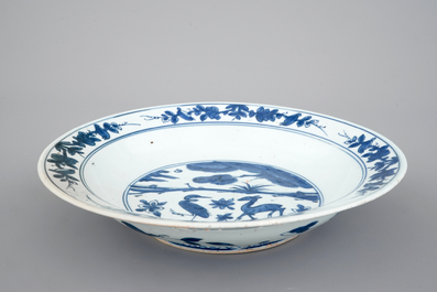Un plat profond en porcelaine de Chine, d&eacute;cor d'un h&eacute;ron et un cerf, Dynastie Ming