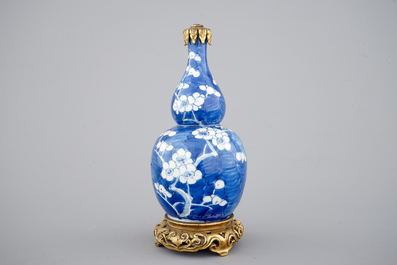 Een blauw-witte kalebasvormige vaas met blauwe fondkleur en chinoiserie montuur, 18/19&egrave;me