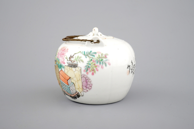 Une th&eacute;i&egrave;re en porcelaine de Chine de style Qianjiang, 19/20&egrave;me