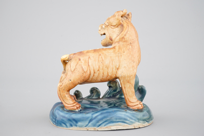 Een Chinees biscuit porseleinen figuur van een kylin, Qianlong, 18e eeuw