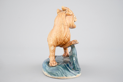 Een Chinees biscuit porseleinen figuur van een kylin, Qianlong, 18e eeuw