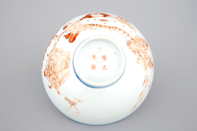 Een Chinees porseleinen kom met ijzerrood decor, 19e eeuw