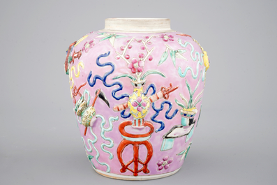 Un pot en porcelaine de China au d&eacute;cor en relief sur fond roze, 19&egrave;me