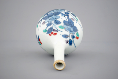 Un vase bouteille en porcelaine polychrome de Japon, 17/18&egrave;me