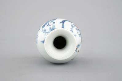 Un vase en bleu, blanc et rouge en porcelaine de Chine, 19/20&egrave;me