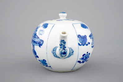 Een blauw-witte Chinees porseleinen theepot, Kangxi, ca. 1700