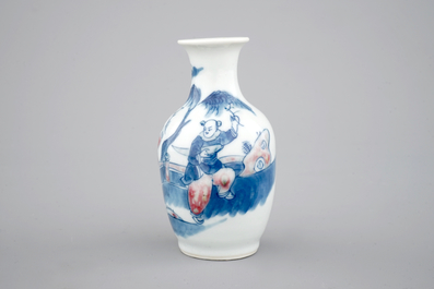 Un vase en bleu, blanc et rouge en porcelaine de Chine, 19/20&egrave;me