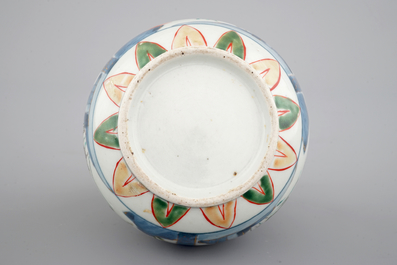 A Japanese Kakiemon-style bottle vase, 17/18th C.
