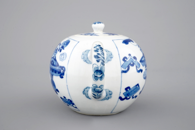 Een blauw-witte Chinees porseleinen theepot, Kangxi, ca. 1700