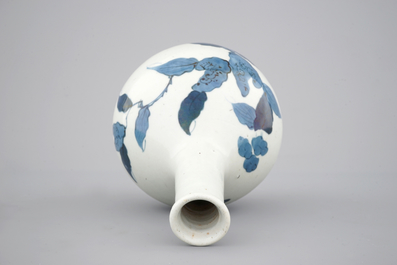 Un vase bouteille en porcelaine de Japon, Arita, 17/18&egrave;me