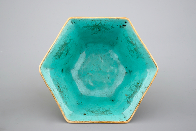 Un bol hexagonal au fond jaune, marqu&eacute; Qianlong, 19&egrave;me