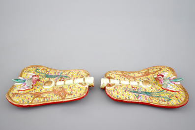 Une paire de feuilles d'&eacute;ventail en porcelaine de Chine famille rose, 19&egrave;me