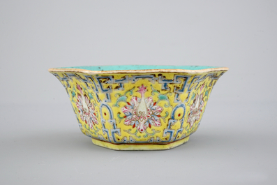 Un bol hexagonal au fond jaune, marqu&eacute; Qianlong, 19&egrave;me