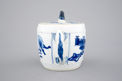 Une th&eacute;i&egrave;re en porcelaine de Chine bleu et blanc, &eacute;poque Kangxi, ca. 1700