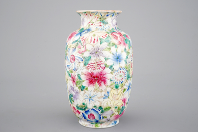 Un vase en porcelaine de Chine famille rose au d&eacute;cor millefleurs, 19/20&egrave;me
