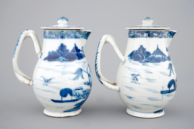 Une paire de verseuses et couvercles en porcelaine de Chine, 18&egrave;me