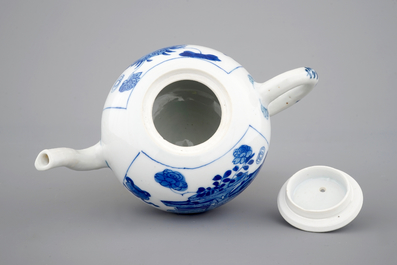 Een blauw-witte Chinees porseleinen theepot, Kangxi, ca. 1700