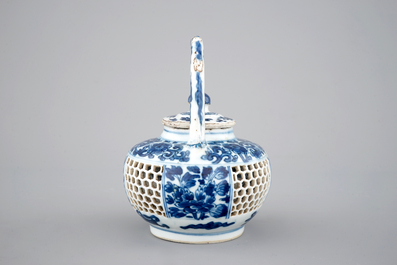 A Chinese double-walled blue and white teapot, Kangxi, ca. 1700