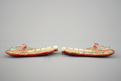 Une paire de feuilles d'&eacute;ventail en porcelaine de Chine famille rose, 19&egrave;me