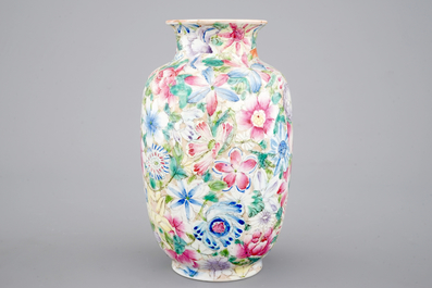 Un vase en porcelaine de Chine famille rose au d&eacute;cor millefleurs, 19/20&egrave;me