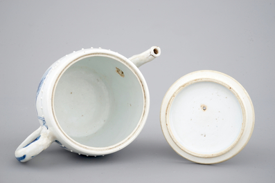 Une th&eacute;i&egrave;re en porcelaine de Chine bleu et blanc, &eacute;poque Kangxi, ca. 1700