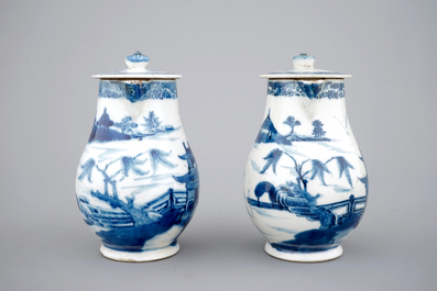 Une paire de verseuses et couvercles en porcelaine de Chine, 18&egrave;me