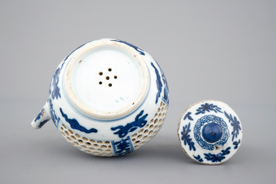 A Chinese double-walled blue and white teapot, Kangxi, ca. 1700